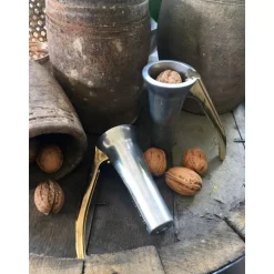 Nøtteknekker i zink m/gull