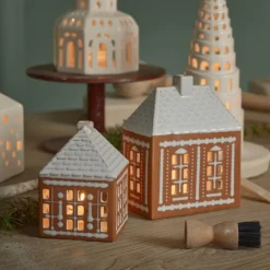 Pepperkakehus lyshus medium 15 cm brun