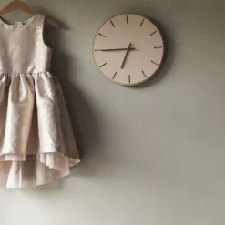 Powder veggklokke 28 cm rosa linoleum m/gull viser