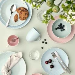 Relief tallerken 22 cm light blue