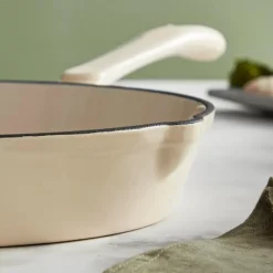 Rund støpejernspanne 26 cm 1L krem