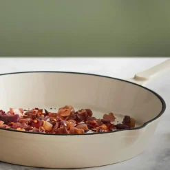 Rund støpejernspanne 26 cm 1L krem