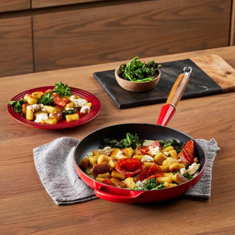 Signature stekepanne med trehåndtak 28 cm cerise