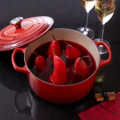 Signature støpejernsgryte rund 24 cm 4,2L cerise