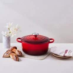 Signature støpejernsgryte rund 24 cm 4,2L cerise