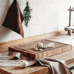 Skjærebrett med saftrenne 30x40 cm eik