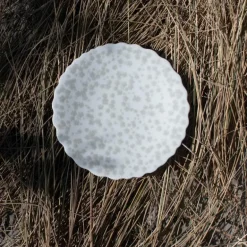 Slåpeblom asjett 21 cm varmgrå