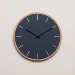 Smokey Blue veggklokke 28 cm blå linoleum m/svart viser