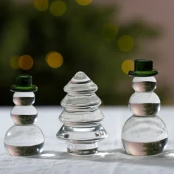 Snømann dekorasjon m/grønn hatt 9,2 cm klar