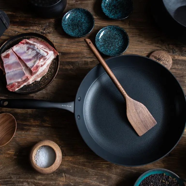 Støpejernspanne med Honeycomb keramisk belegg 32 cm