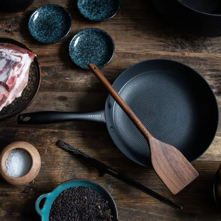 Støpejernspanne med Honeycomb keramisk belegg 24 cm