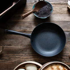 Støpejernspanne med Honeycomb keramisk belegg 24 cm