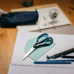 Studentsaks venstre 15+ år 20 cm turkisprikket