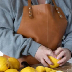 Suneli forkle i skinn 81x61 cm brun