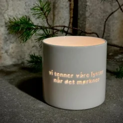 Telysholder vi tenner våre lykter medium 8x8,5 cm hvit