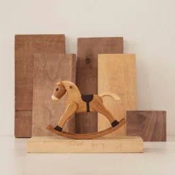 The Rocking Horse trefigur gyngehesten 13,5 cm