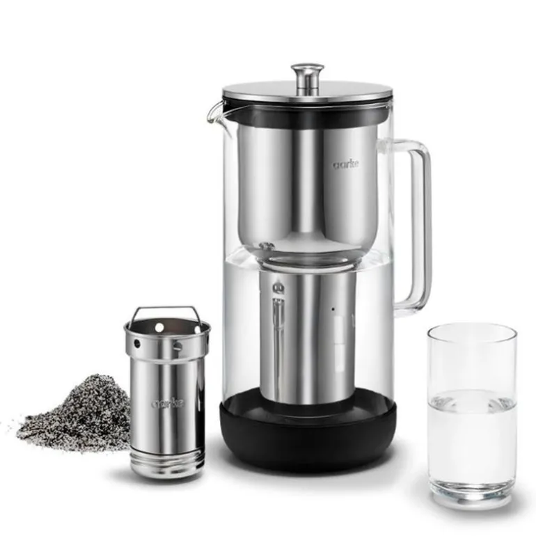 Vannfilterkanne med påfyllningsbar stålpatron