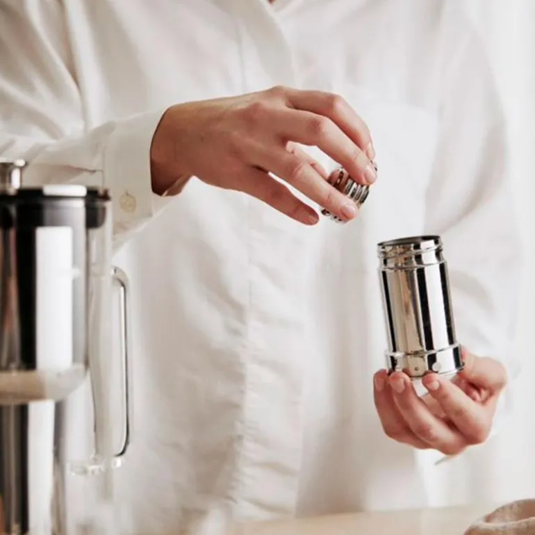 Vannfilterkanne med påfyllningsbar stålpatron