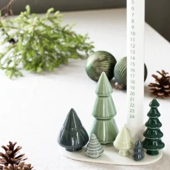 Winter Stories lysestake skog