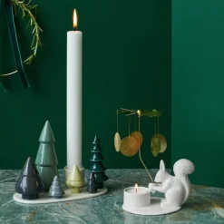 Winter Stories lysestake skog