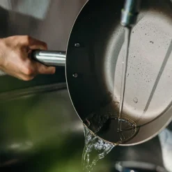 Wokpanne i kullstål 28 cm